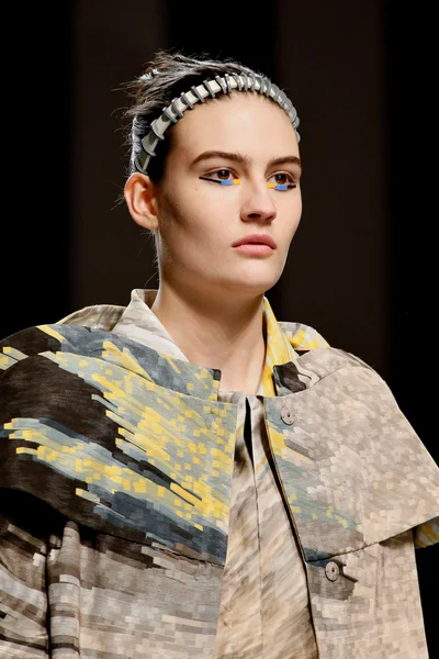 Look 100